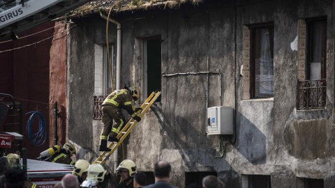 Cuatro personas han fallecido hoy en el incendio de un edificio de viviendas en el barrio bilbaíno de Zorroza. EFE/Miguel Toña