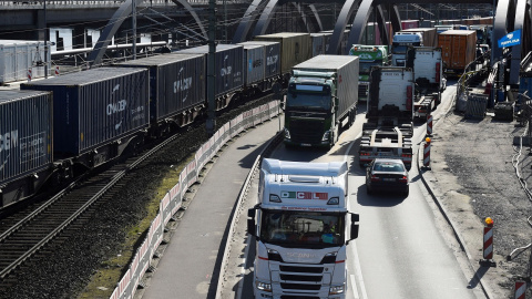 Camiones entrando en la terminal de mercancías del puerto de Hambuergo. REUTERS / Fabian Bimmer Camiones entrando en la terminal de mercancías del puerto de Hambuergo. REUTERS / Fabian Bimmer
