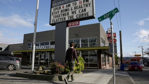 El letrero de un centro comercial pide "quédese en casa y cuidese; juntos podemos aplanar la curva", en la ciudad de Seattle (Washington, EEUU). REUTERS / Jason Redmond El letrero de un centro comercial pide "quédese en casa y cuidese; juntos podemos aplanar la curva", en la ciudad de Seattle (Washington, EEUU). REUTERS / Jason Redmond