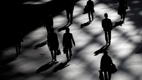 Gente caminando en el interior de un edificio en Tokio. REUTERS/Issei Kato Gente caminando en el interior de un edificio en Tokio. REUTERS/Issei Kato