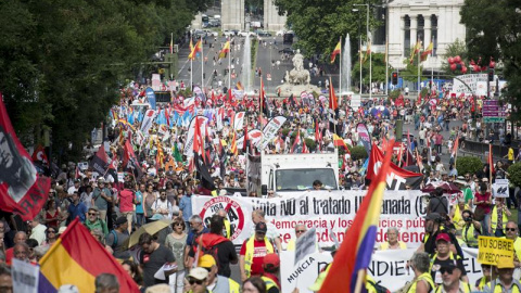 Marchas de la Dignidad que se están celebrando hoy en Madrid y que aglutinan a cuatro columnas procedentes de distintas partes de España, bajo el lema 'Paz, trabajo, techo e igualdad'. EFE/Luca Piergiovanni Marchas de la Dignidad que se están celebrando hoy en Madrid y que aglutinan a cuatro columnas procedentes de distintas partes de España, bajo el lema 'Paz, trabajo, techo e igualdad'. EFE/Luca Piergiovanni