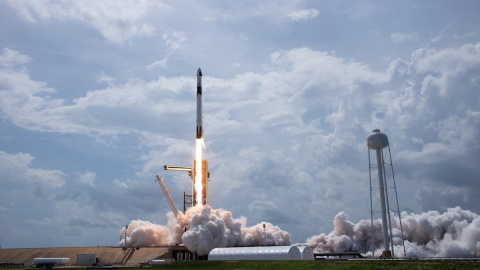 SpaceX, durante su despegue. EFE SpaceX, durante su despegue. EFE