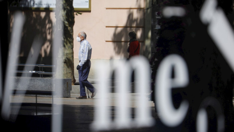 Un hombre mayor pasea protegido con su mascarilla por el centro de Córdoba donde hay un poco más de movimiento de personas por la aperturas de diferentes comercios, en la fase 1 de la desescalada en el estado de alarma por la crisis sanitaria de la COVI Un hombre mayor pasea protegido con su mascarilla por el centro de Córdoba donde hay un poco más de movimiento de personas por la aperturas de diferentes comercios, en la fase 1 de la desescalada en el estado de alarma por la crisis sanitaria de la COVI