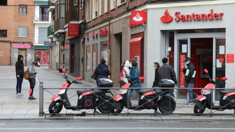 Varias personas esperan para entrar a una oficina del Banco Santander durante el estado de alarma, en Madrid. E.P./Marta Fernández Varias personas esperan para entrar a una oficina del Banco Santander durante el estado de alarma, en Madrid. E.P./Marta Fernández