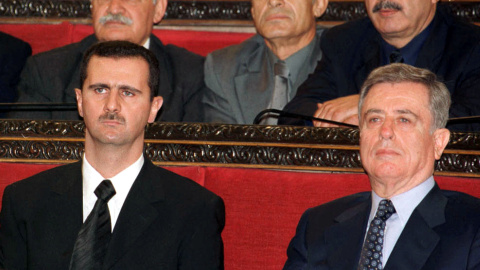El presidente sirio Bashar al-Assad (izq.) y el ex vicepresidente Abdul-Halim Khaddam participan en una sesión del parlamento. Foto de archivo. Reuters El presidente sirio Bashar al-Assad (izq.) y el ex vicepresidente Abdul-Halim Khaddam participan en una sesión del parlamento. Foto de archivo. Reuters