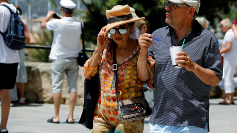 Una pareja de turistas pasea por las calles de Palma de Mallorca bajo el intenso calor | EFE