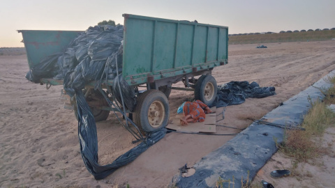 Una temporera duerme la siesta a la sombra de un remolque debido al calor que hace en los barracones donde se alojan.- MUJERES 24 HORAS Una temporera duerme la siesta a la sombra de un remolque debido al calor que hace en los barracones donde se alojan.- MUJERES 24 HORAS