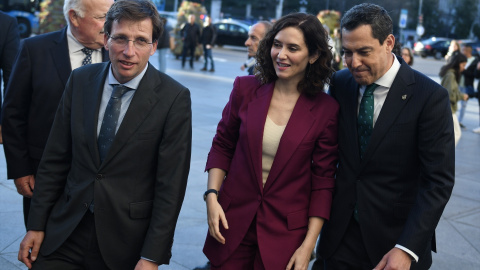 El alcalde de Madrid, José Luis Martínez-Almeida, la presidenta de la Comunidad de Madrid, Isabel Díaz Ayuso, y el presidente de la Junta de Andalucía, Juanma Moreno, durante el acto de homenaje a las Comunidades Andaluzas en Madrid y entrega de los El alcalde de Madrid, José Luis Martínez-Almeida, la presidenta de la Comunidad de Madrid, Isabel Díaz Ayuso, y el presidente de la Junta de Andalucía, Juanma Moreno, durante el acto de homenaje a las Comunidades Andaluzas en Madrid y entrega de los P