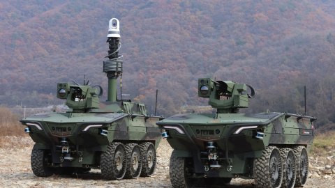 Los vehículos terrestres no tripulados (UGV) de última generación fabricados por Hanwha Defense participan en una prueba de rendimiento en US Camp Humphreys en Pyeongtaek (Corea del Sur). Foto: -/Hanwha Aerospace Co. via YNA/dpa Los vehículos terrestres no tripulados (UGV) de última generación fabricados por Hanwha Defense participan en una prueba de rendimiento en US Camp Humphreys en Pyeongtaek (Corea del Sur). Foto: -/Hanwha Aerospace Co. via YNA/dpa