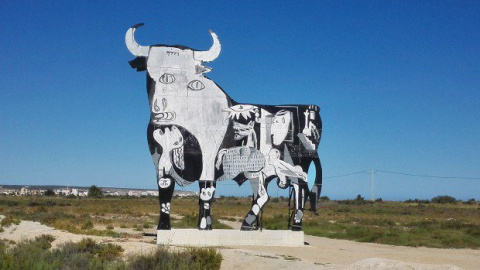 El Guernica pintado sobre un toro de Osborne El Guernica pintado sobre un toro de Osborne