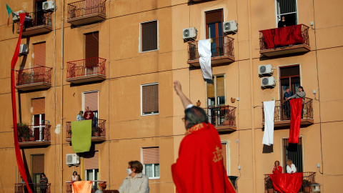 Un vecindario de Taranto celebra el Viernes Santo. REUTERS. Un vecindario de Taranto celebra el Viernes Santo. REUTERS.