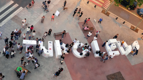 Miembros de Arquitectos de Cabecera con vecinos del barrio del Poble Nou. - ARQUITECTOS DE CABECERA