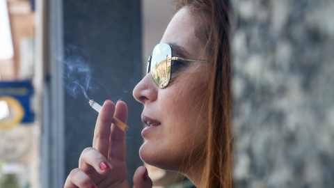 Mujer fumando cigarrillo. Ricardo Rubio / Europa Press Mujer fumando cigarrillo. Ricardo Rubio / Europa Press