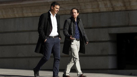 Pablo Iglesias y Pedro Sánchez, en su llegada juntos al Congreso antes de su reunión. EFE/J. J. Guillén Pablo Iglesias y Pedro Sánchez, en su llegada juntos al Congreso antes de su reunión. EFE/J. J. Guillén
