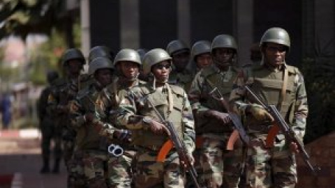 Un ataque terrorista mata a 53 militares y a un civil en Mali Un ataque terrorista mata a 53 militares y a un civil en Mali
