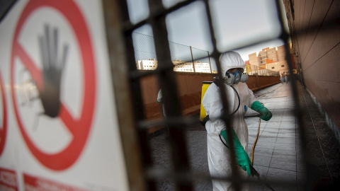 08/05/2020.- Un equipo de especialistas de la Brigada Forestal BRIFOR ha procedido este viernes a la desinfección de las zonas comunes de un edificio de Santa Cruz de Tenerife. / EFE - Ramón de la Rocha 08/05/2020.- Un equipo de especialistas de la Brigada Forestal BRIFOR ha procedido este viernes a la desinfección de las zonas comunes de un edificio de Santa Cruz de Tenerife. / EFE - Ramón de la Rocha