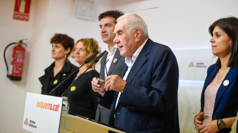 Ernest Maragall, acompanyat d'altres dirigents d'ERC, durant la roda de premsa. ERC Ernest Maragall, acompanyat d'altres dirigents d'ERC, durant la roda de premsa. ERC