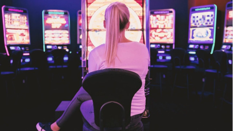 La adicción al juego es un tabú para las mujeres ludópatas porque son estigmatizadas, según las psiquiatras. La adicción al juego es un tabú para las mujeres ludópatas porque son estigmatizadas, según las psiquiatras.