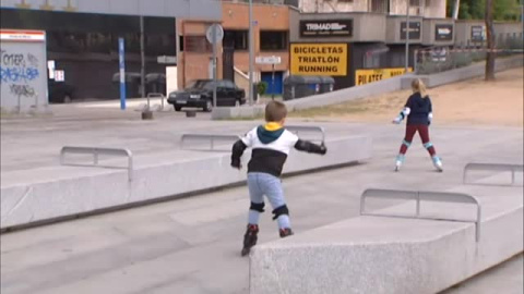 Los niños salen a la calle con paseos controlados después de 43 dÃas de confinamiento Los niños salen a la calle con paseos controlados después de 43 dÃas de confinamiento