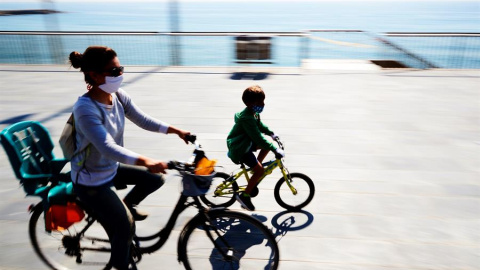 Madre e hijo en bicicleta disfrutan del día soleado en el paseo marítimo de Barcelona, este domingo en el que los menores de catorce años podrán salir a la calle por primera vez, cuando se cumple el cuadragésimo cuarto día de aislamiento social tras Madre e hijo en bicicleta disfrutan del día soleado en el paseo marítimo de Barcelona, este domingo en el que los menores de catorce años podrán salir a la calle por primera vez, cuando se cumple el cuadragésimo cuarto día de aislamiento social tras