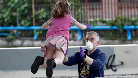 Un padre juega con su pequeña en Madrid, este domingo en el que se cumplen 43 días de confinamiento y en el que más de seis millones de niños menores de 14 años pueden salir a la calle una hora al día, junto a un adulto y a un kilómetro como máxim Un padre juega con su pequeña en Madrid, este domingo en el que se cumplen 43 días de confinamiento y en el que más de seis millones de niños menores de 14 años pueden salir a la calle una hora al día, junto a un adulto y a un kilómetro como máxim
