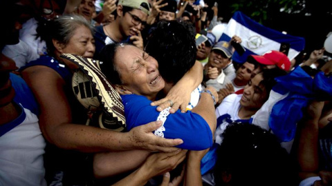 Ana Julia Urbina, madre del líder opositor Yubrank Suazo, llora al abrazar su hijo tras ser liberado y llevado a casa. EFE/ Jorge Torres Ana Julia Urbina, madre del líder opositor Yubrank Suazo, llora al abrazar su hijo tras ser liberado y llevado a casa. EFE/ Jorge Torres