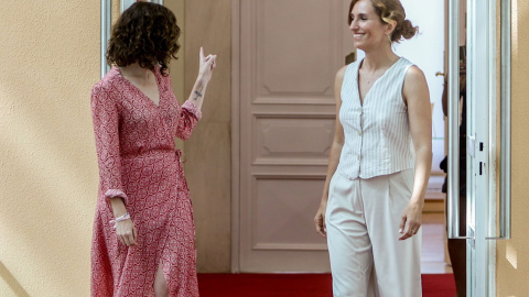 La portavoz de Más Madrid en la Asamblea, Mónica García (d), y la presidenta de la Comunidad de Madrid, Isabel Díaz Ayuso (i), conversan a su llegada a una reunión bilateral con los portavoces de los grupos parlamentarios de la Asamblea, en la Real La portavoz de Más Madrid en la Asamblea, Mónica García (d), y la presidenta de la Comunidad de Madrid, Isabel Díaz Ayuso (i), conversan a su llegada a una reunión bilateral con los portavoces de los grupos parlamentarios de la Asamblea, en la Real