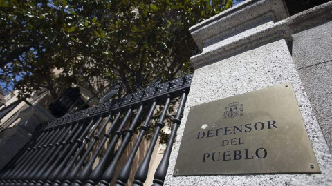 Detalle de la entrada a la sede del defensor del Pueblo en Madrid. EFE | Archivo