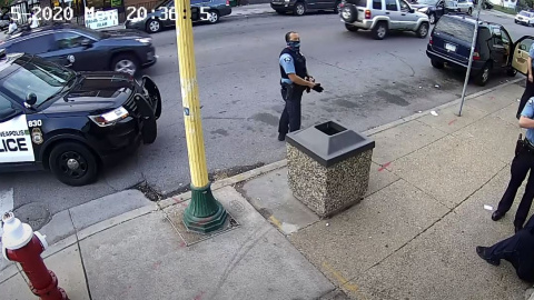 Imágenes de una cámara de seguridad el día del asesinato de George Floyd a manos de la policía. / THE NEW YORK TIMES Imágenes de una cámara de seguridad el día del asesinato de George Floyd a manos de la policía. / THE NEW YORK TIMES