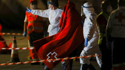 Salvamento busca al sur de Canarias a 60 personas tras cinco días en el mar EFE/ Elvira Urquijo A. Salvamento busca al sur de Canarias a 60 personas tras cinco días en el mar EFE/ Elvira Urquijo A.