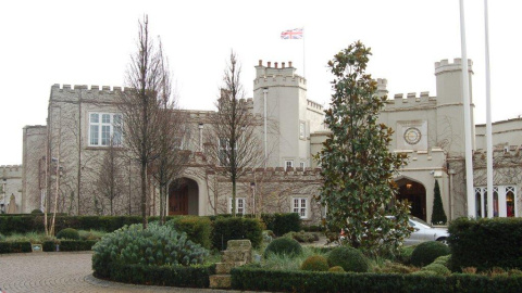 Residencia de Ramón Cabrera en Inglaterra, convertida en el club de golf Wentworth, centro de la urbanización de lujo con el mismo nombre, en el pueblo de Virginia Water. Residencia de Ramón Cabrera en Inglaterra, convertida en el club de golf Wentworth, centro de la urbanización de lujo con el mismo nombre, en el pueblo de Virginia Water.