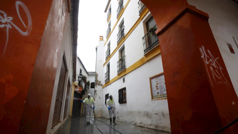 Servicio de limpieza continúa desinfectando las calles de Córdoba./ Salas (EFE) Servicio de limpieza continúa desinfectando las calles de Córdoba./ Salas (EFE)