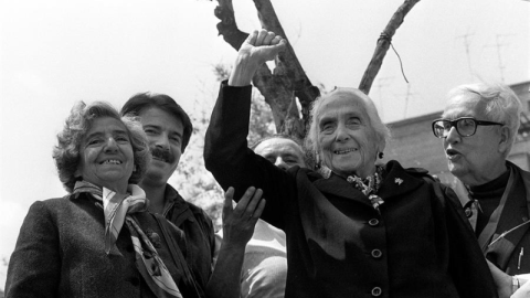 Imagen de archivo de Dolores Ibárruri, La Pasionaria, saludando puño en alto. EFE Imagen de archivo de Dolores Ibárruri, La Pasionaria, saludando puño en alto. EFE