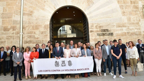 Vox se sitúa fuera de la pancarta contra la violencia machista Vox se sitúa fuera de la pancarta contra la violencia machista