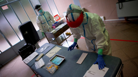 Dos profesionales sanitarias preparan el material para realizar pruebas PCR. EFE/Enric Fontcuberta/Archivo Dos profesionales sanitarias preparan el material para realizar pruebas PCR. EFE/Enric Fontcuberta/Archivo