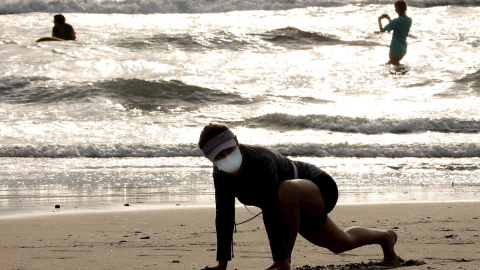 Una persona hace deporte, durante la franja horaria permitida, en la playa de la Malvarrosa, en Valencia, hoy quincuagésimo sexto día del estado de alarma. EFE/ Juan Carlos Cárdenas Una persona hace deporte, durante la franja horaria permitida, en la playa de la Malvarrosa, en Valencia, hoy quincuagésimo sexto día del estado de alarma. EFE/ Juan Carlos Cárdenas