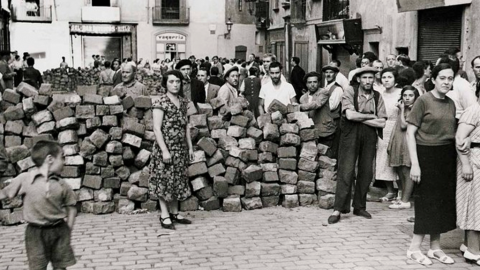 Barricada en el barrio madrileño de La Latina durante la guerra civil. Barricada en el barrio madrileño de La Latina durante la guerra civil.