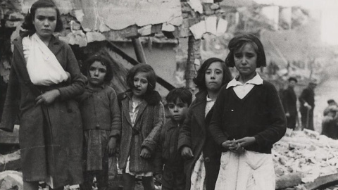 Familiares de las víctimas de los ataques del ejército franquista a Madrid. / MAYO (AGA) Familiares de las víctimas de los ataques del ejército franquista a Madrid. / MAYO (AGA)