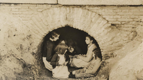 Niños refugiándose de los bombardeos de la aviación rebelde. ALBERO Y SEGOVIA (AGA) Niños refugiándose de los bombardeos de la aviación rebelde. ALBERO Y SEGOVIA (AGA)