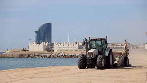 Un tractor en la represa del servei de neteja de les platges a Barcelona, a la platja del Bogatell, el 7 de maig del 2020. (Horitzontal) Un tractor en la represa del servei de neteja de les platges a Barcelona, a la platja del Bogatell, el 7 de maig del 2020. (Horitzontal)