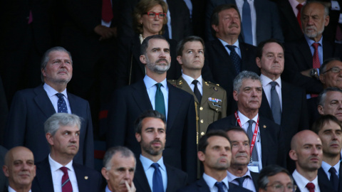 El rey, Felipe VI, junto al ministro de Educación, Cultura y Deporte, Íñigo Méndez de Vigo, escuchan el himno de España y la sonora pitada durante la final de la Copa del Rey en el estadio Vicente Calderón de Madrid.- REUTERS El rey, Felipe VI, junto al ministro de Educación, Cultura y Deporte, Íñigo Méndez de Vigo, escuchan el himno de España y la sonora pitada durante la final de la Copa del Rey en el estadio Vicente Calderón de Madrid.- REUTERS