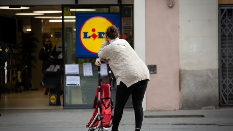Una mujer espera con su carro de la compra a poder entrar a un supermercado Lidl , en Barcelona. E.P./David Zorrakino Una mujer espera con su carro de la compra a poder entrar a un supermercado Lidl , en Barcelona. E.P./David Zorrakino