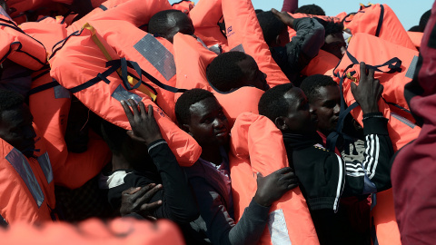 Inmigrantes rescatados por una ONG en el Mediterráneo central.- REUTERS Inmigrantes rescatados por una ONG en el Mediterráneo central.- REUTERS