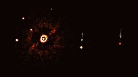 Estrella TYC 8998-760-1 (con su luz bloqueada) y sus dos exoplanetas (marcados con flechas). Los otros puntos brillantes son estrellas del fondo. / ESO/Bohn et al. Estrella TYC 8998-760-1 (con su luz bloqueada) y sus dos exoplanetas (marcados con flechas). Los otros puntos brillantes son estrellas del fondo. / ESO/Bohn et al.