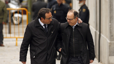 Josep Rull agafa per l'espatlla a Jordi Turull, abans d'entrar a la seu del Tribunal Suprem avui fa dos anys. Josep Rull agafa per l'espatlla a Jordi Turull, abans d'entrar a la seu del Tribunal Suprem avui fa dos anys.