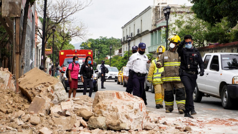 23/06/2020.- Miembros de la policía y de los bomberos observan los daños causados en una barda derrumbada este martes, en la ciudad de Oaxaca (México). El terremoto de magnitud 7,5 que sacudió este martes con fuerza el centro y sur de México ha dejad 23/06/2020.- Miembros de la policía y de los bomberos observan los daños causados en una barda derrumbada este martes, en la ciudad de Oaxaca (México). El terremoto de magnitud 7,5 que sacudió este martes con fuerza el centro y sur de México ha dejad
