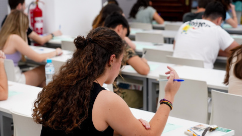 Varios alumnos antes de comenzar uno de los exámenes de las pruebas de acceso a la Universidad en Sevilla, a 14 de junio del 2022 en Sevilla Eduardo Briones / Europa Press Varios alumnos antes de comenzar uno de los exámenes de las pruebas de acceso a la Universidad en Sevilla, a 14 de junio del 2022 en Sevilla Eduardo Briones / Europa Press