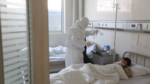 12/02/2020.- Un doctor visita a un enfermo afectado por el coronavirus en un hospital de Yinan County. / EFE 12/02/2020.- Un doctor visita a un enfermo afectado por el coronavirus en un hospital de Yinan County. / EFE
