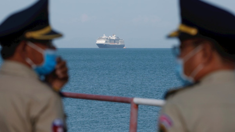 13/02/2020.- Policías camboyanos miran el crucero que ha sido rechazado por cuatro países por sospechas de coronavirus. / EFE 13/02/2020.- Policías camboyanos miran el crucero que ha sido rechazado por cuatro países por sospechas de coronavirus. / EFE