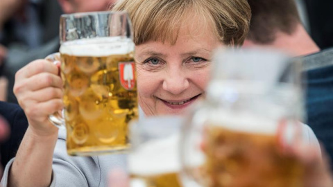 Angela Merkel con una cerveza en un acto de la CDU en Munich. /EFE Angela Merkel con una cerveza en un acto de la CDU en Munich. /EFE